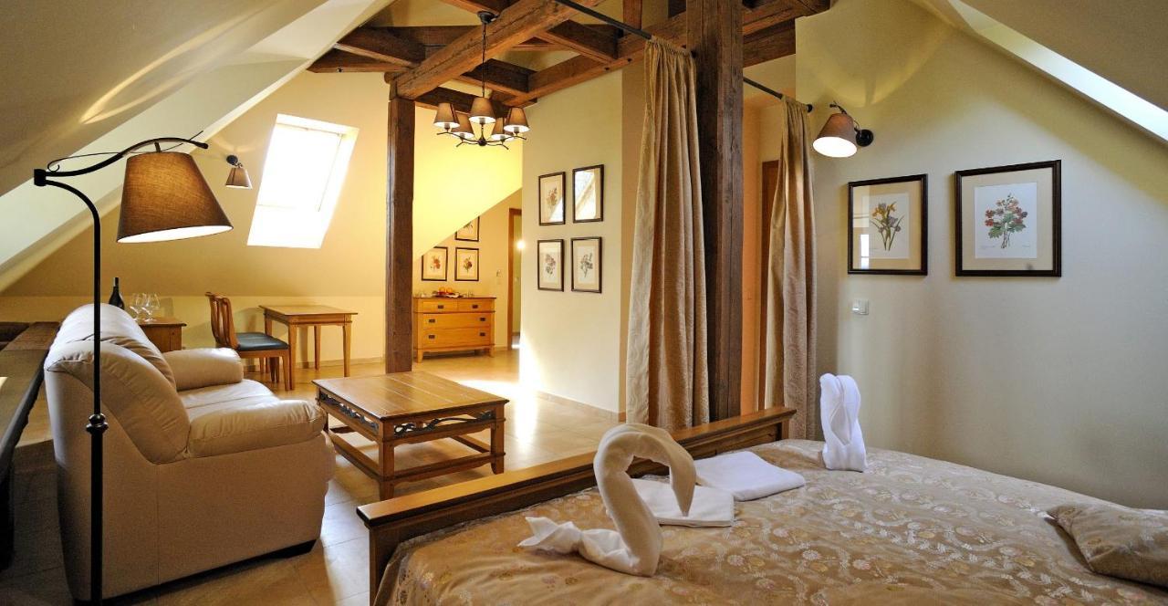 Hotel Kristin Hradek ジェチーン エクステリア 写真
