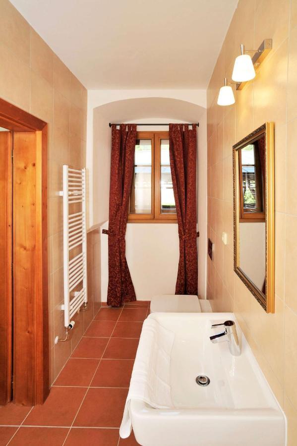 Hotel Kristin Hradek ジェチーン エクステリア 写真