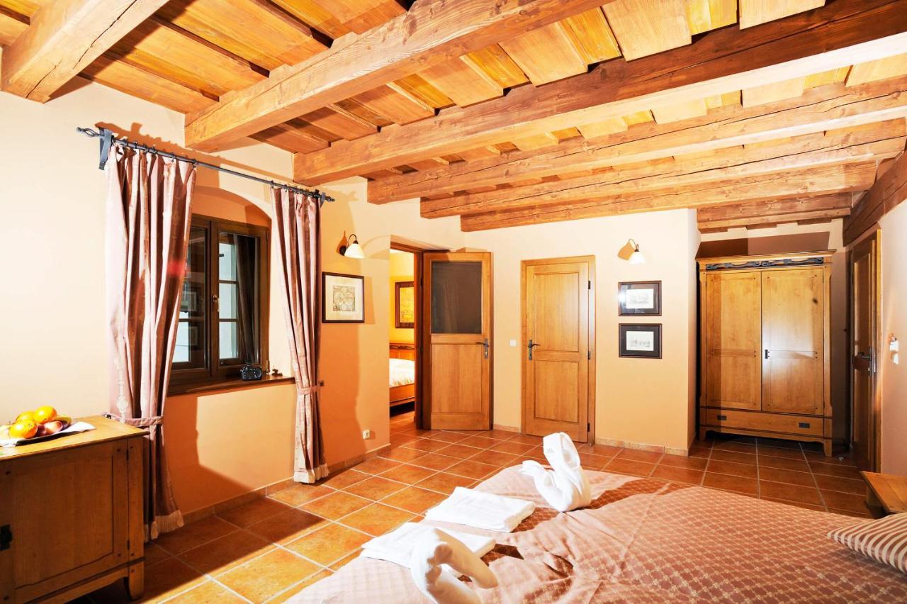 Hotel Kristin Hradek ジェチーン エクステリア 写真
