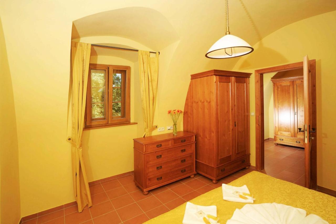 Hotel Kristin Hradek ジェチーン エクステリア 写真
