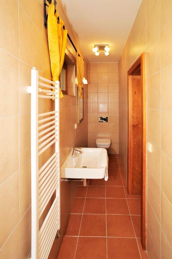 Hotel Kristin Hradek ジェチーン エクステリア 写真